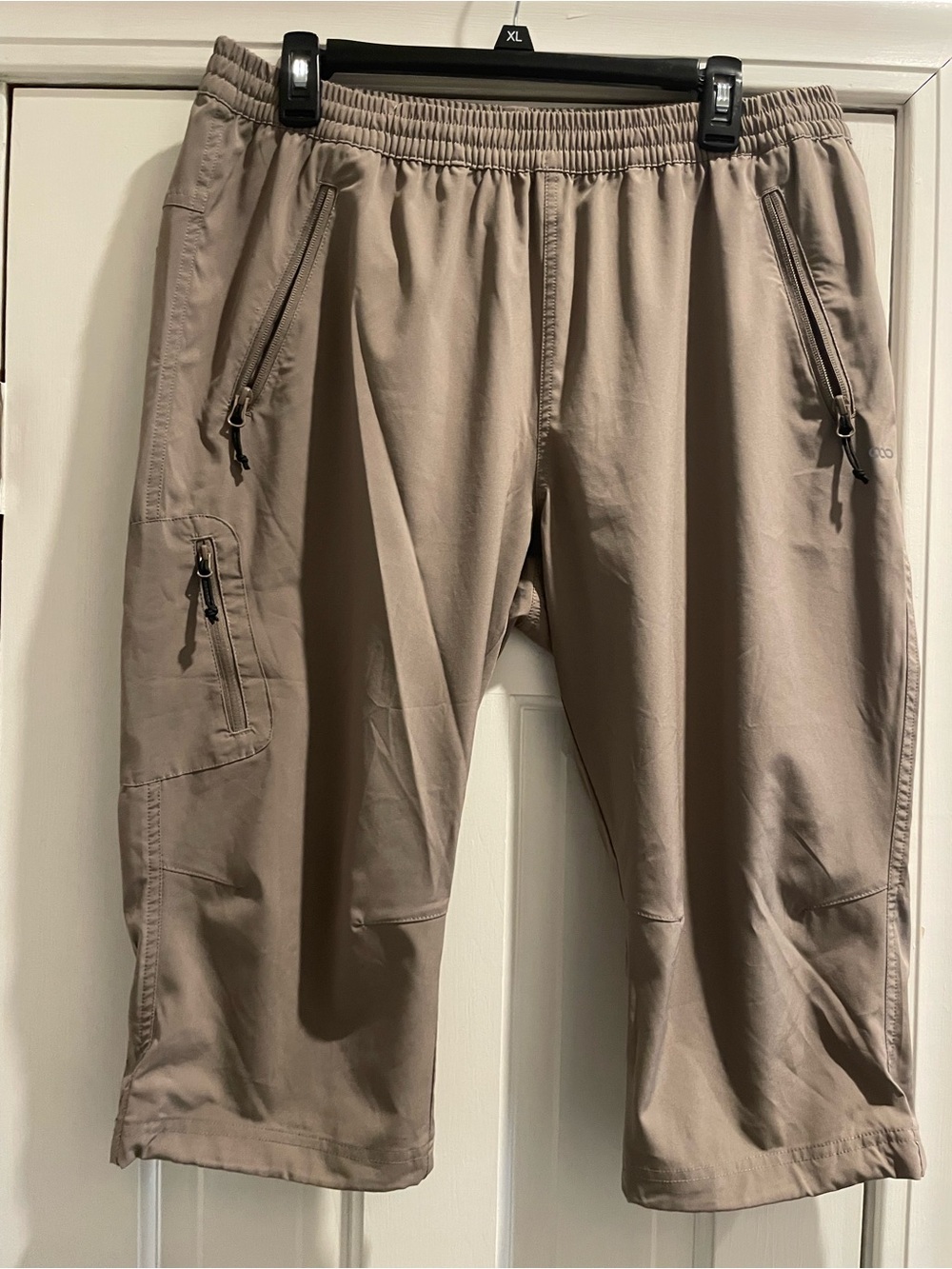 33,000 ft walking hiking Capri nylon pants. Women’s size 14. Taupe. NWOT